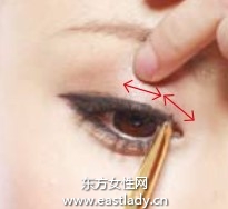 埋入式眼線畫法畫出柔媚印象大眼妝