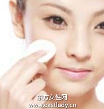 通過粉餅輕松遮瑕提升肌膚質(zhì)感