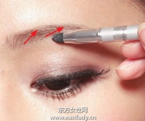 使用眉粉細(xì)眉畫出粗眉樣