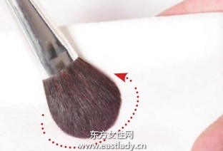 凸顯骨感緊致面容的腮紅畫(huà)法