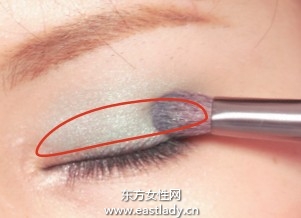 綠色眼影配合眼線增添女人味