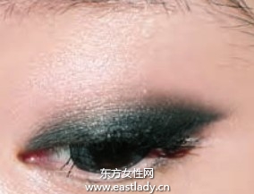深色眼影隨時補(bǔ)眼妝
