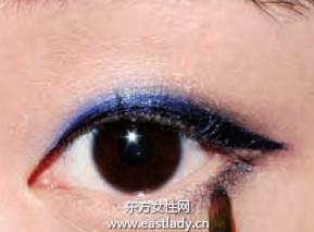 眼妝教程打造中性風(fēng)牛仔藍(lán)眼妝