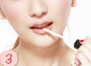 嫩粉果凍唇妝散發(fā)甜美氣息