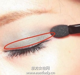 拉長眼影和眼線畫出大眼妝容