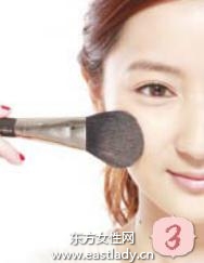 蜜粉定妝提升妝容持久效果