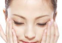 適合甜美感女生的淡雅珍珠光澤質感底妝