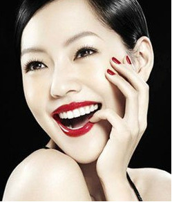 口紅當(dāng)腮紅也能化出好氣色