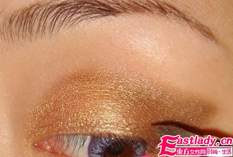 備戰(zhàn)七夕節(jié) 學(xué)化貴氣金色眼妝