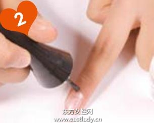 雕花蝴蝶結(jié)+漆白色甲油打造時尚法式美甲