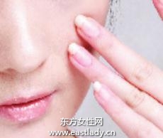 使用粉底液突出肌膚絲滑質(zhì)感