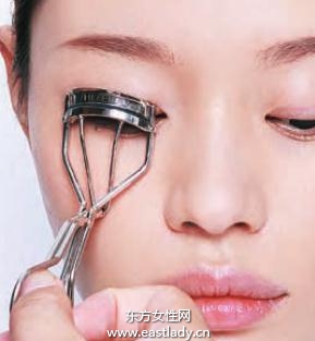睫毛夾+睫毛膏刷出迷人大眼睛
