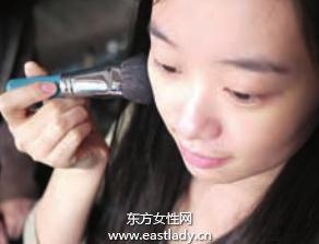 化妝小技巧 粉底液+粉餅輕松畫(huà)底妝