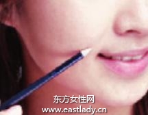 化妝教程之通過(guò)底妝遮蓋粉刺印跡