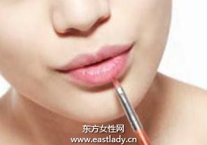 香檳色珠光粉底+啞光散粉打造低調(diào)奢華感底妝