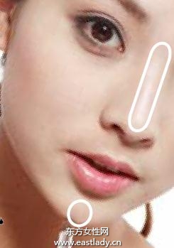 深色粉底霜+陽光色蜜粉打造中性美