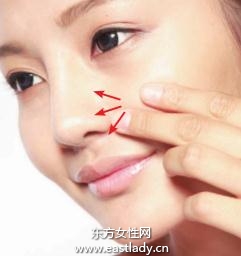 輕薄、亮澤的底妝手法注重細節(jié)