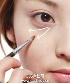 深色粉底霜+陽光色蜜粉打造中性美