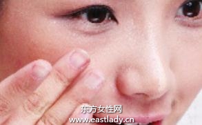 使用遮瑕膏和膚色調(diào)理液遮蓋暗沉膚色