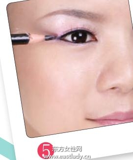 裸妝清澈眼線描畫法 讓你的眼線 隱形 起來(lái)