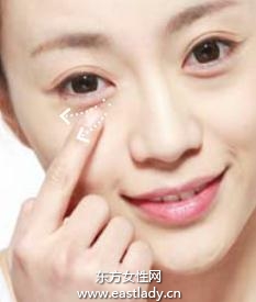 香檳色珠光粉底+啞光散粉打造低調(diào)奢華感底妝