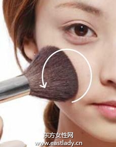 深色粉底霜+陽光色蜜粉打造中性美