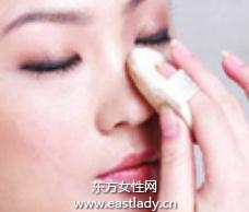 使用粉底液突出肌膚絲滑質(zhì)感