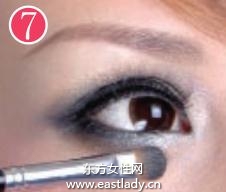 優(yōu)雅宴會妝化法展現(xiàn)出獨有溫柔美態(tài)