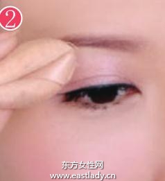 化妝教程之眼部如何快速補妝