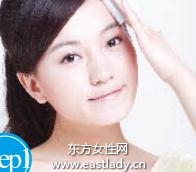 使用美白化妝水迅速補水滋潤肌膚