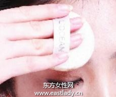 使用粉底液突出肌膚絲滑質(zhì)感