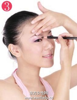 裸妝清澈眼線描畫法 讓你的眼線 隱形 起來(lái)