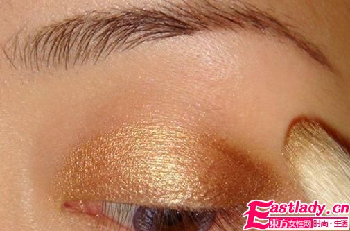 備戰(zhàn)七夕節(jié) 學化貴氣金色眼妝