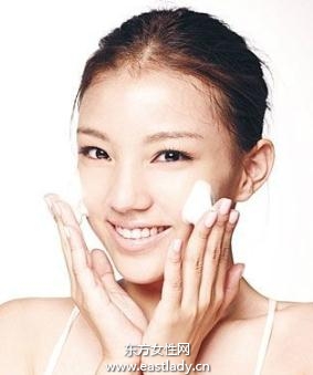 完美的卸妝少不了卸妝產(chǎn)品幫忙