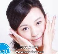 使用美白化妝水迅速補(bǔ)水滋潤肌膚