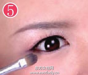 紅潤裸妝為冬季增加幾分暖意