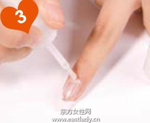 雕花蝴蝶結(jié)+漆白色甲油打造時尚法式美甲