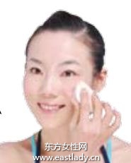 化妝教程之巧用遮瑕膏點(diǎn)走斑點(diǎn)