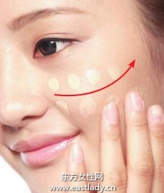 輕薄、亮澤的底妝手法注重細(xì)節(jié)