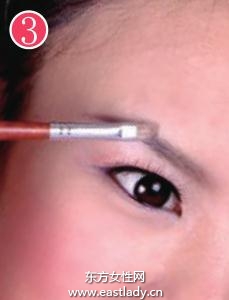 紅潤裸妝為冬季增加幾分暖意