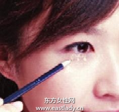 使用化妝底液消除黑眼圈、膚色暗沉煩惱