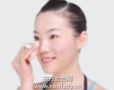 化妝教程之使用完美底妝告別 熊貓眼