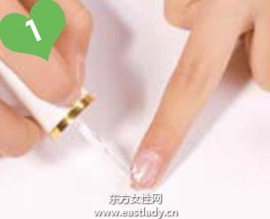 雕花蝴蝶結+漆白色甲油打造時尚法式美甲