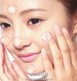 輕薄、亮澤的底妝手法注重細節(jié)