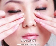 使用粉底液突出肌膚絲滑質(zhì)感