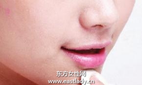 使用遮瑕膏和膚色調(diào)理液遮蓋暗沉膚色