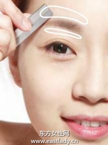 香檳色珠光粉底+啞光散粉打造低調(diào)奢華感底妝