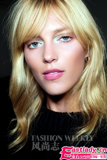 流行甜美 焦糖發(fā)色搭蜜粉妝