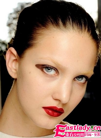 白眉紅唇秀場復(fù)古妝容