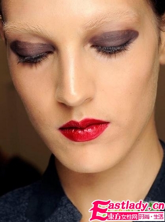 白眉紅唇秀場(chǎng)復(fù)古妝容